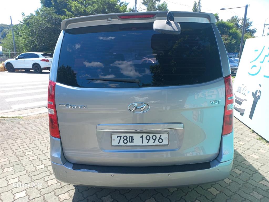 HYUNDAI Starex - Vista 3