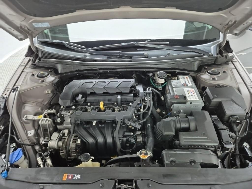 HYUNDAI Avante - Vista 5