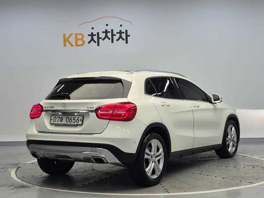 Mercedes Benz GLA Class - Vista 3