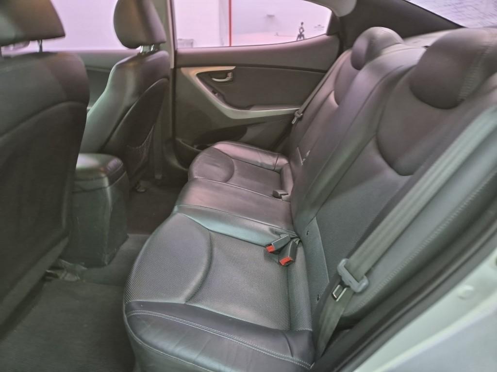 HYUNDAI Avante - Vista 10