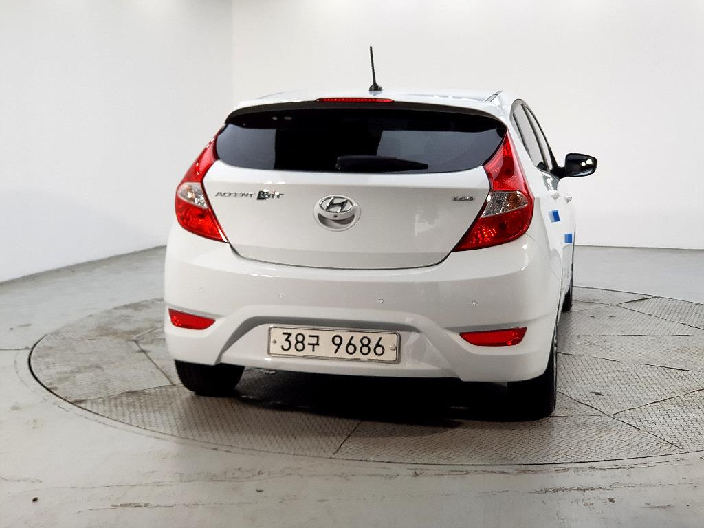 HYUNDAI Accent - Vista 3