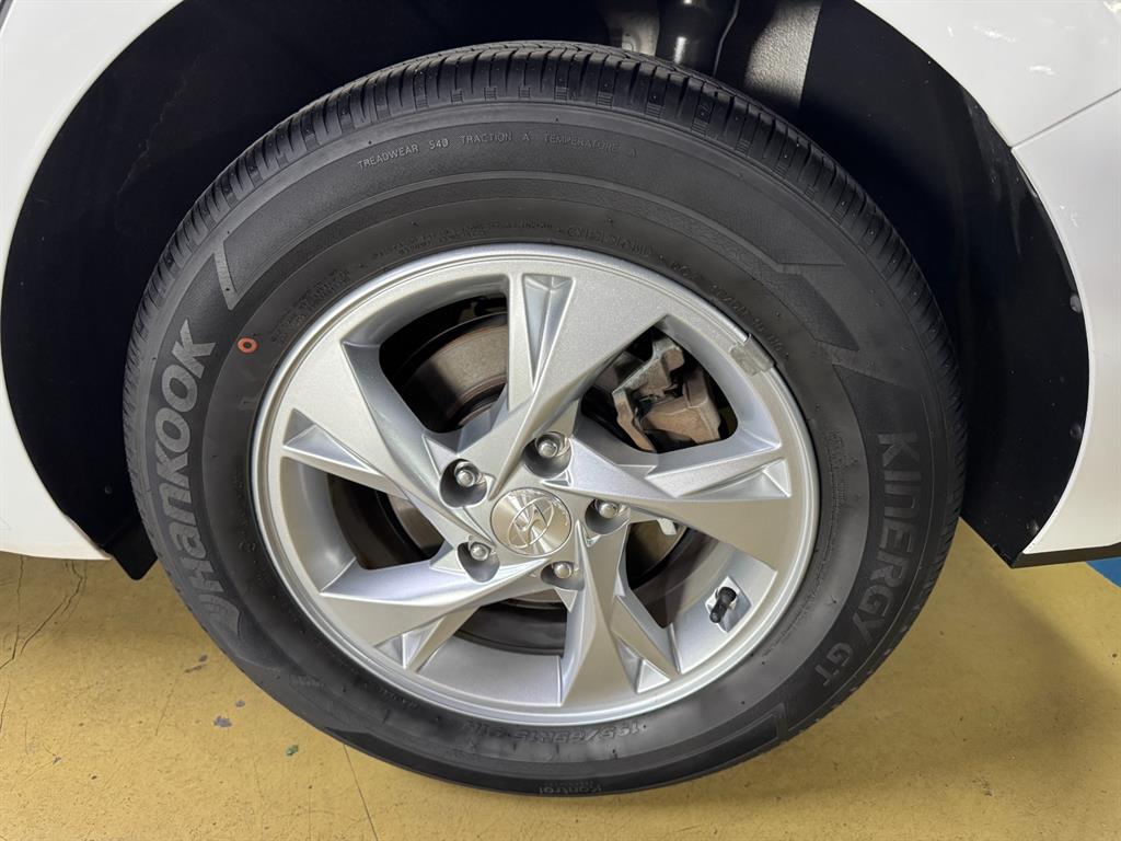 HYUNDAI Avante - Vista 12