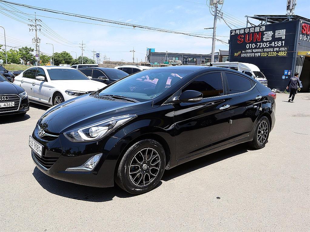 HYUNDAI Avante - Vista 3