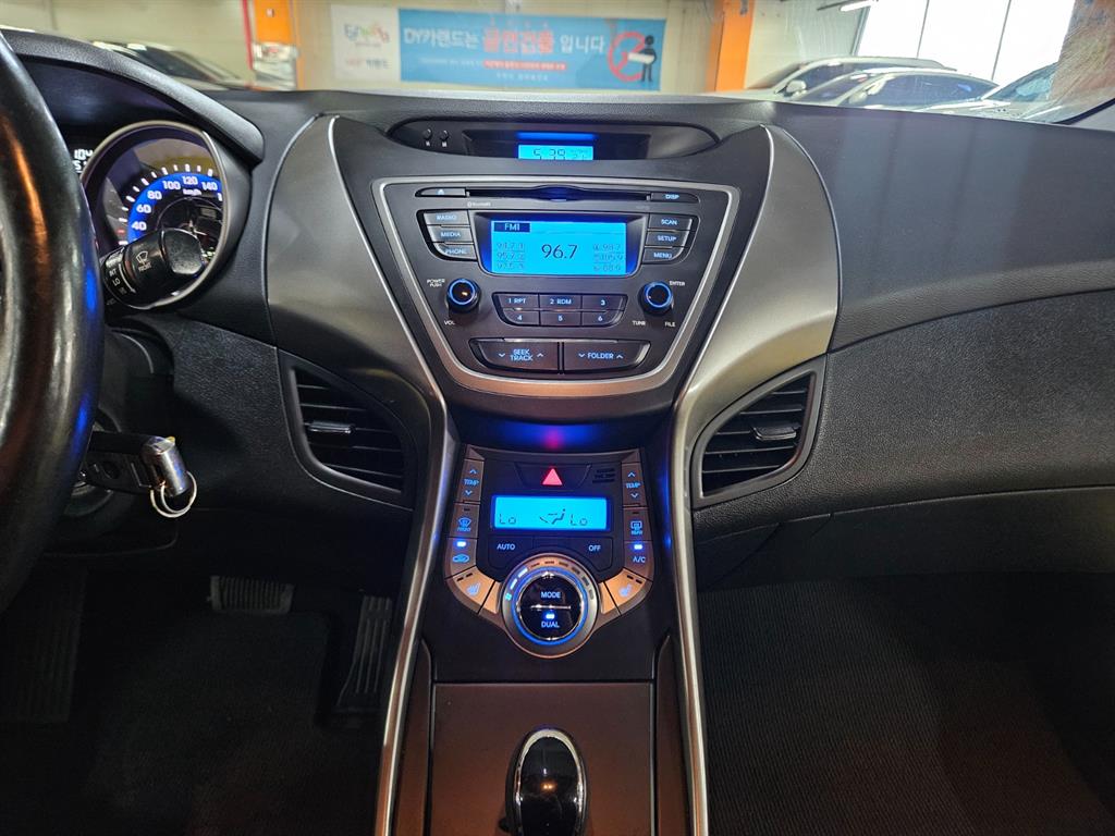 HYUNDAI Avante - Vista 11