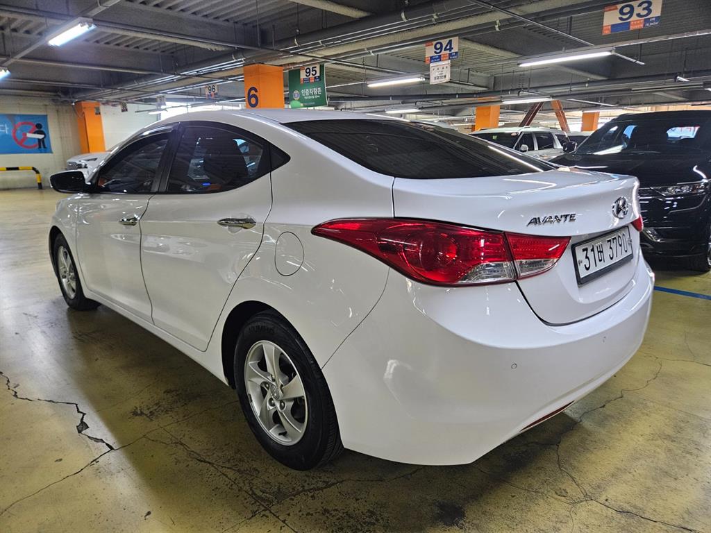 HYUNDAI Avante - Vista 5