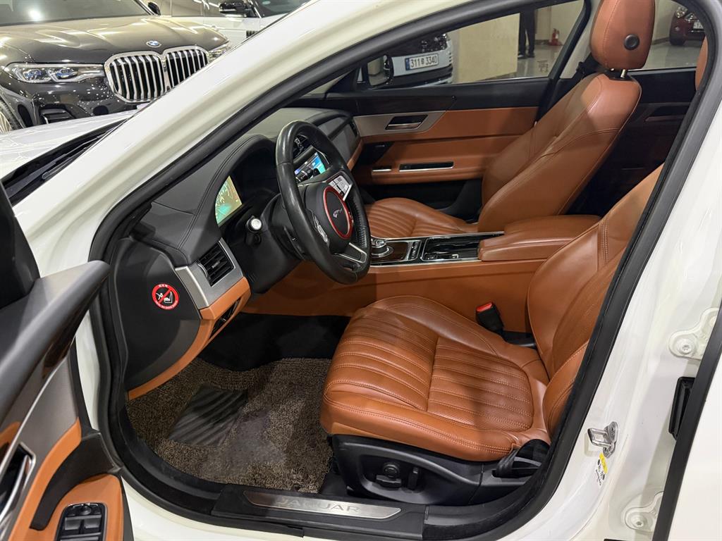 Jaguar XF - Vista 6