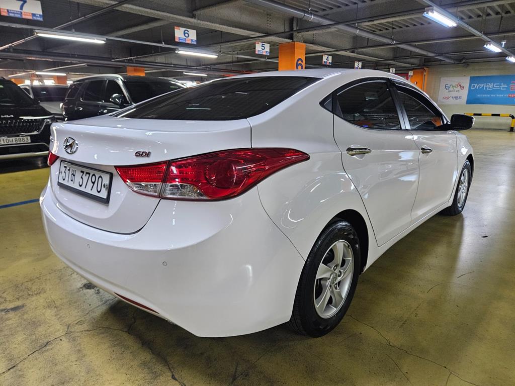HYUNDAI Avante - Vista 6