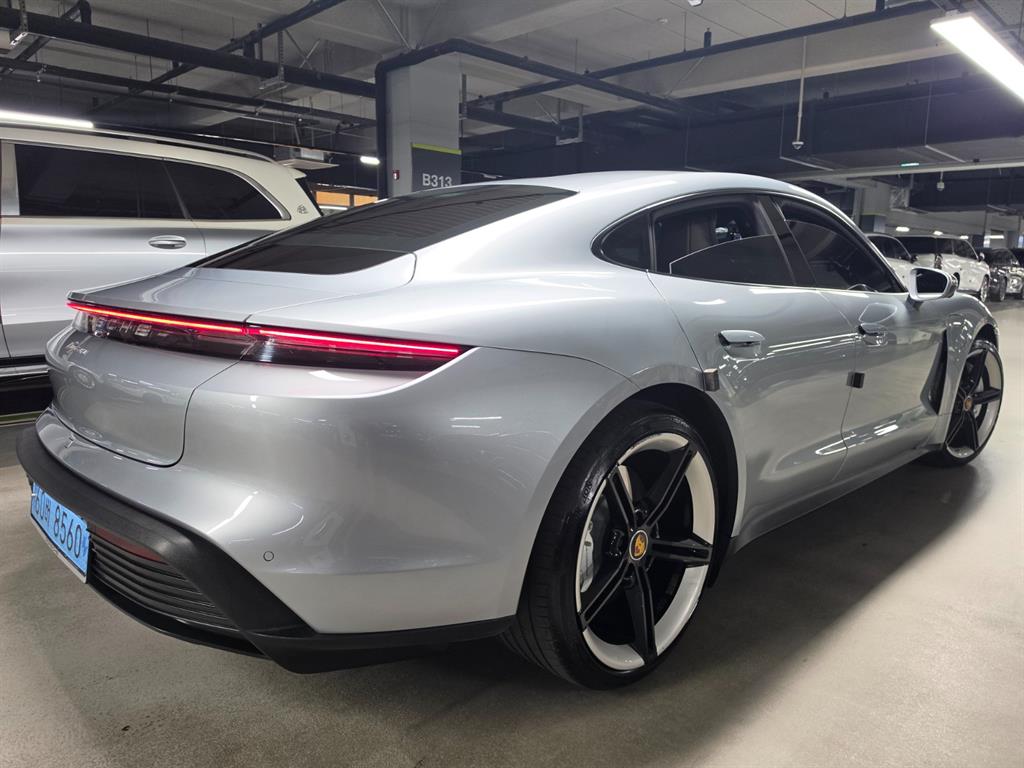 Porsche Taycan - Vista 3