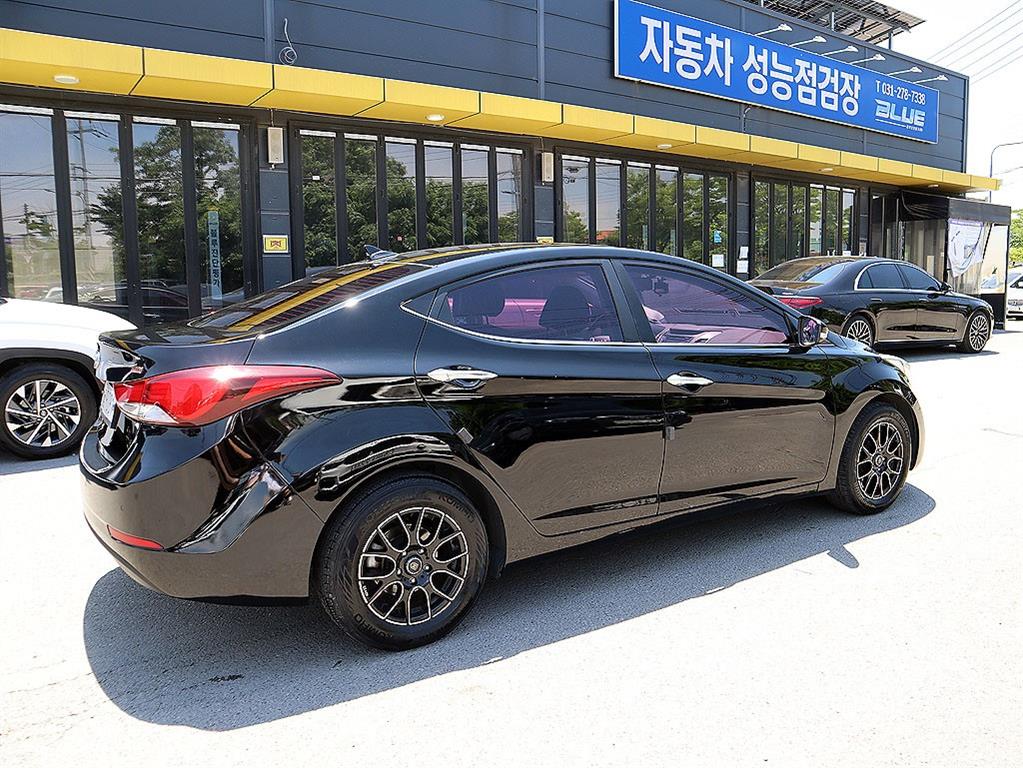 HYUNDAI Avante - Vista 5