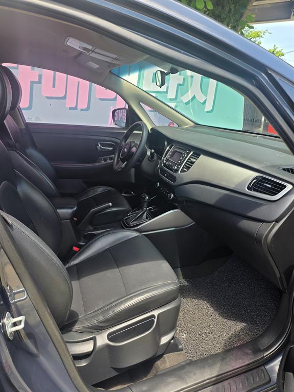 KIA Carens - Vista 8
