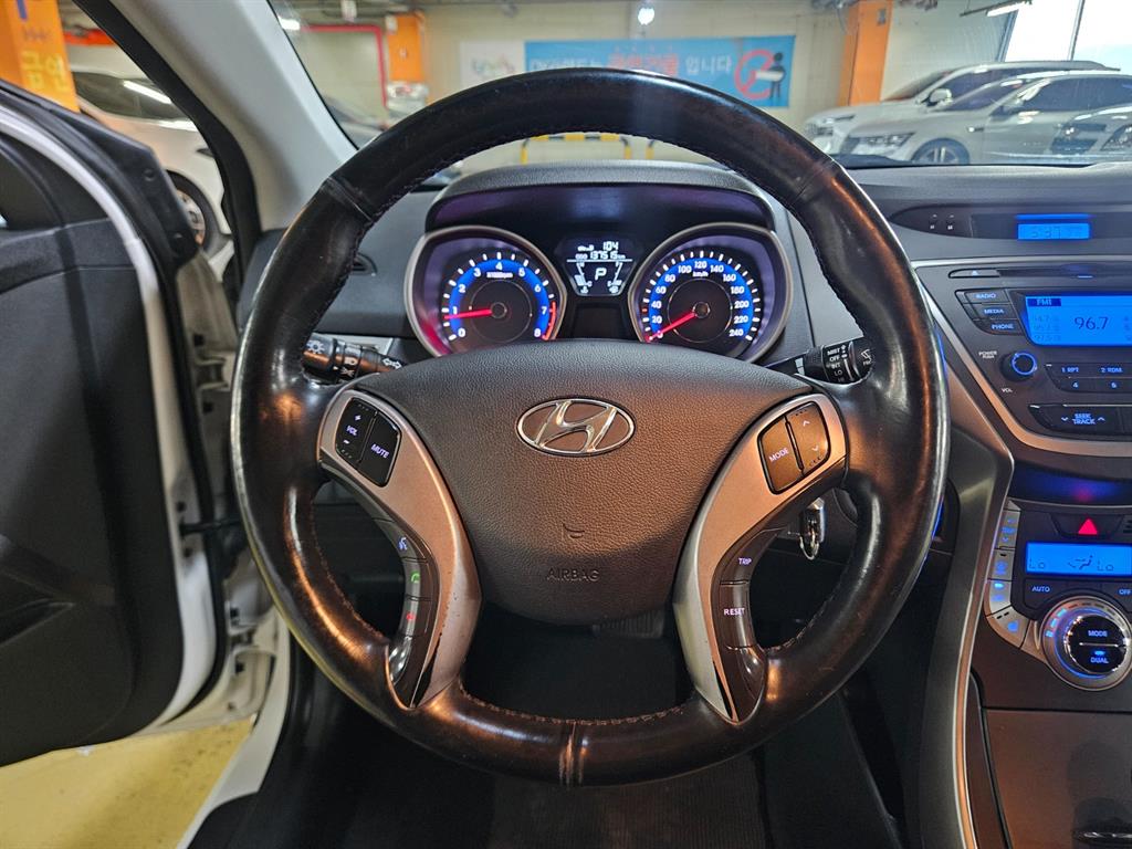 HYUNDAI Avante - Vista 10