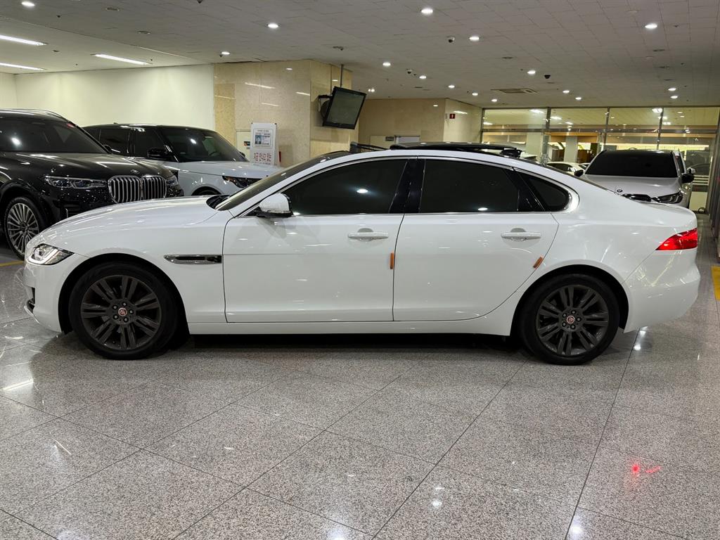 Jaguar XF - Vista 3