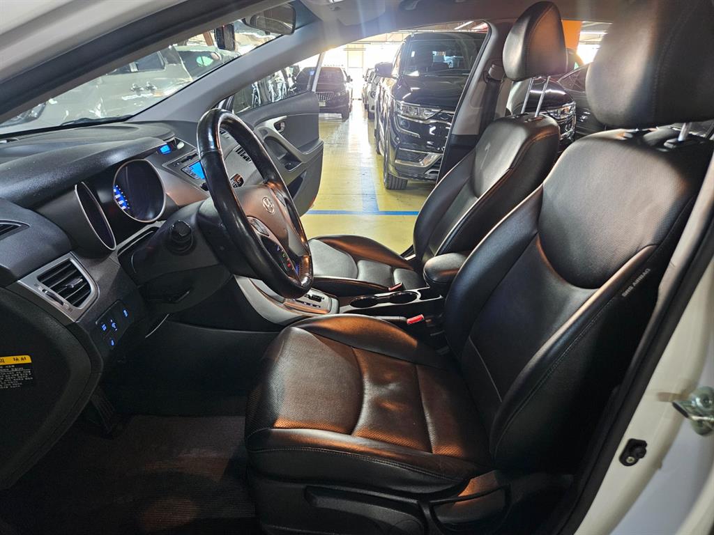 HYUNDAI Avante - Vista 12