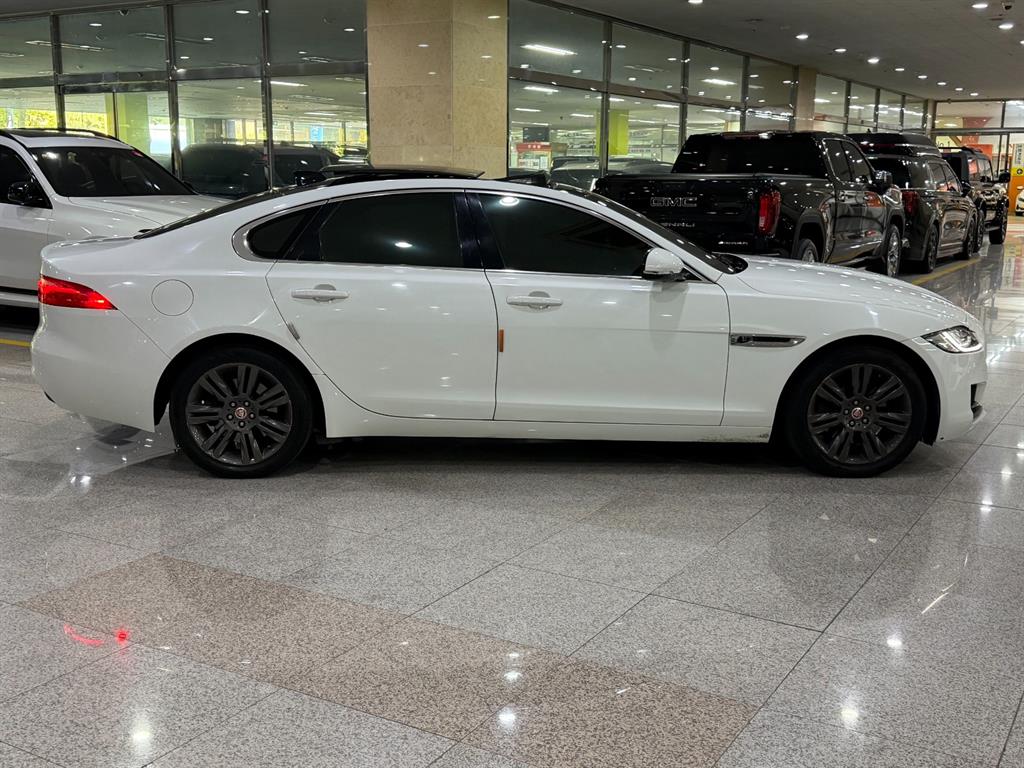 Jaguar XF - Vista 5