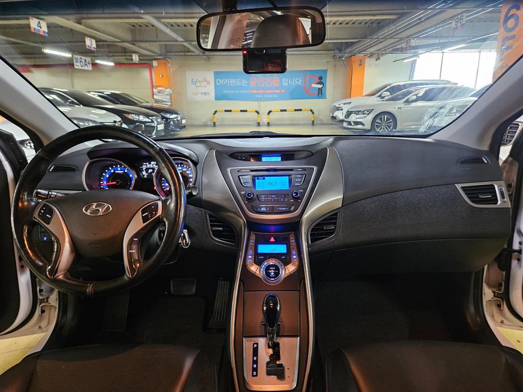 HYUNDAI Avante - Vista 8
