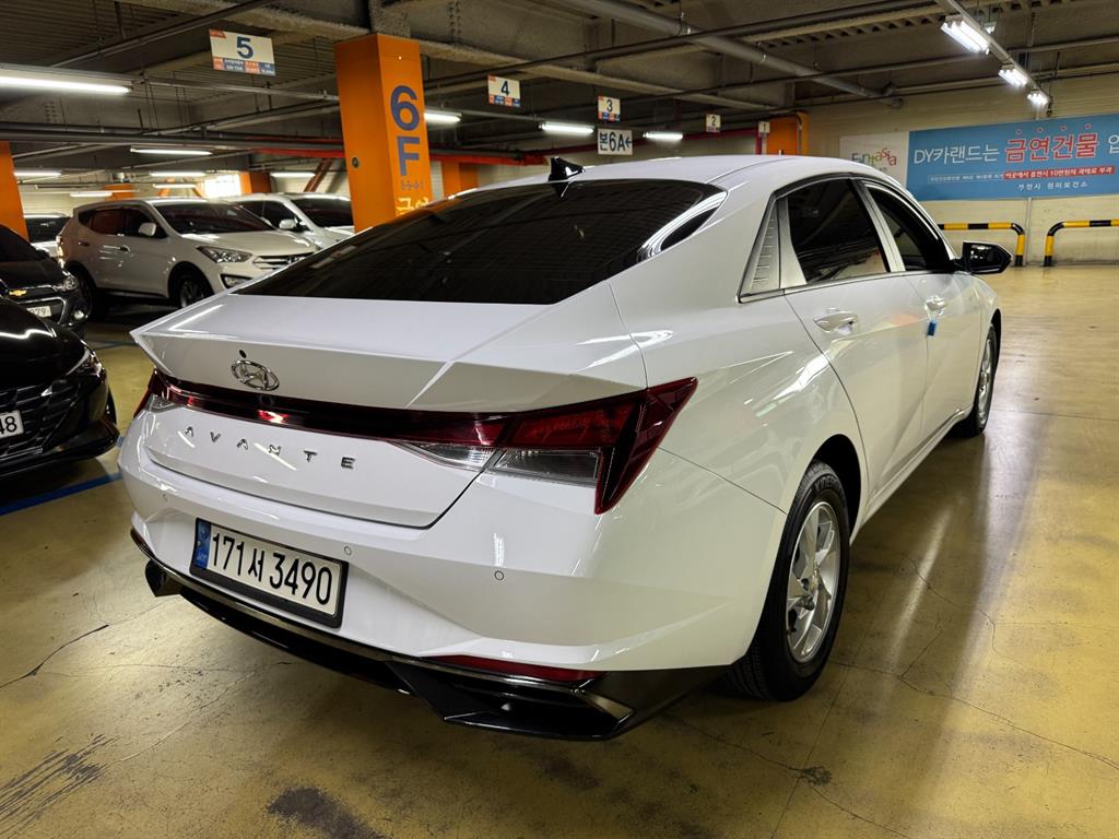 HYUNDAI Avante - Vista 5