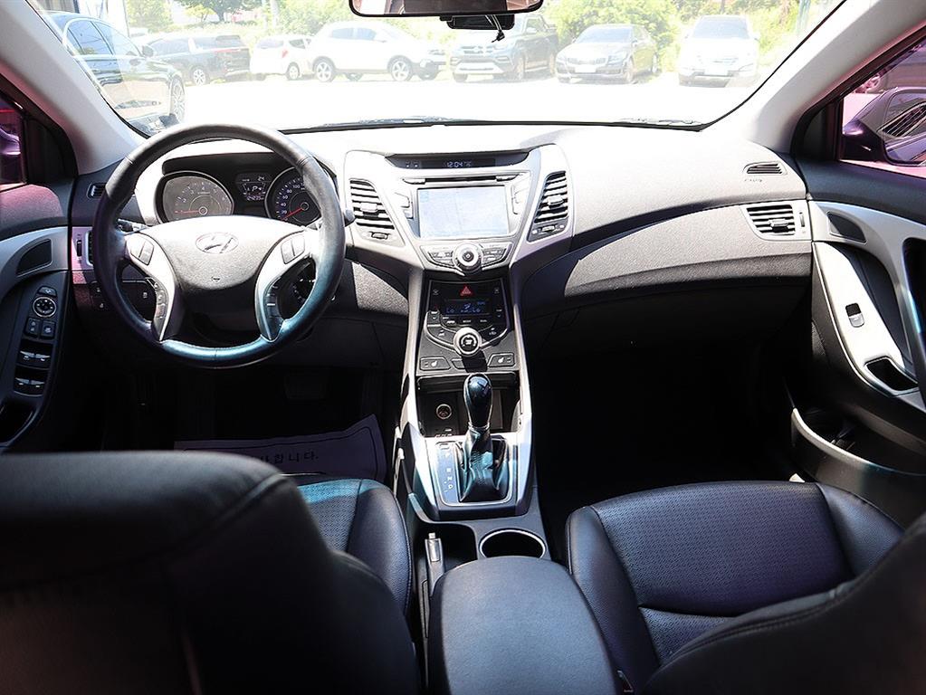 HYUNDAI Avante - Vista 9