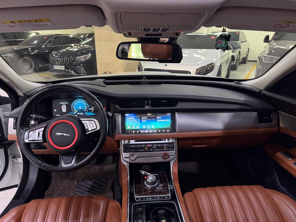 Jaguar XF - Vista 8