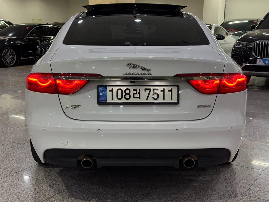 Jaguar XF - Vista 4