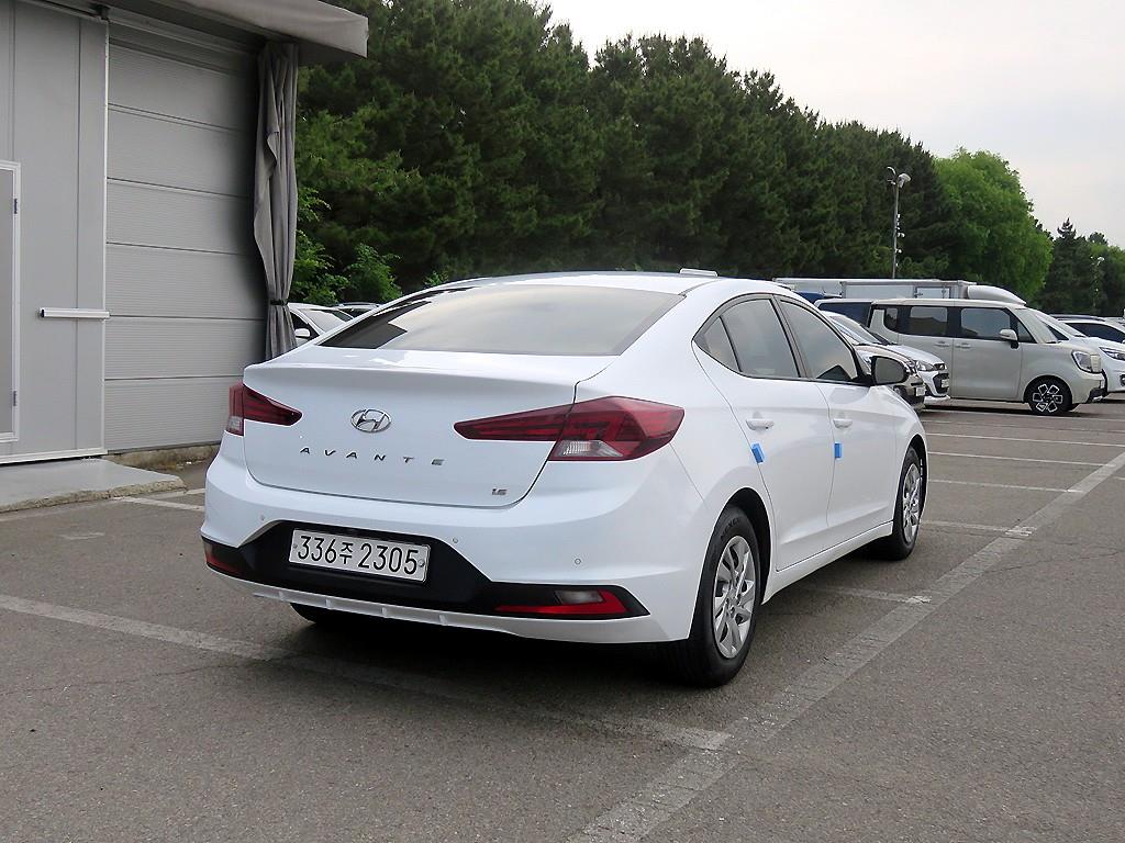 HYUNDAI Avante - Vista 4