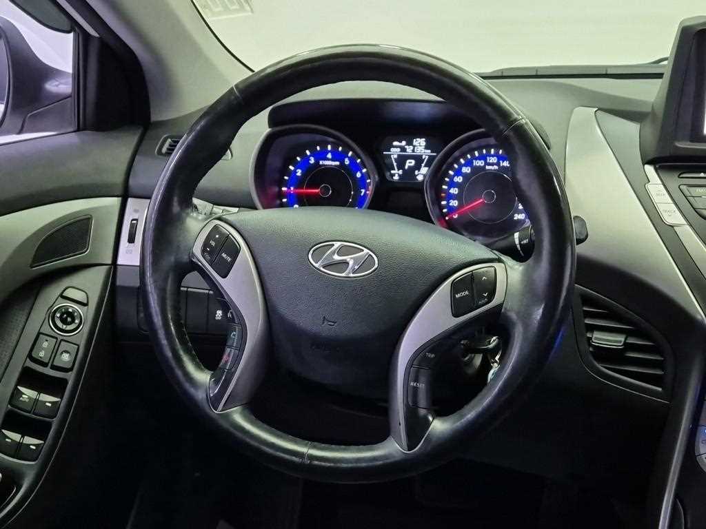 HYUNDAI Avante - Vista 9