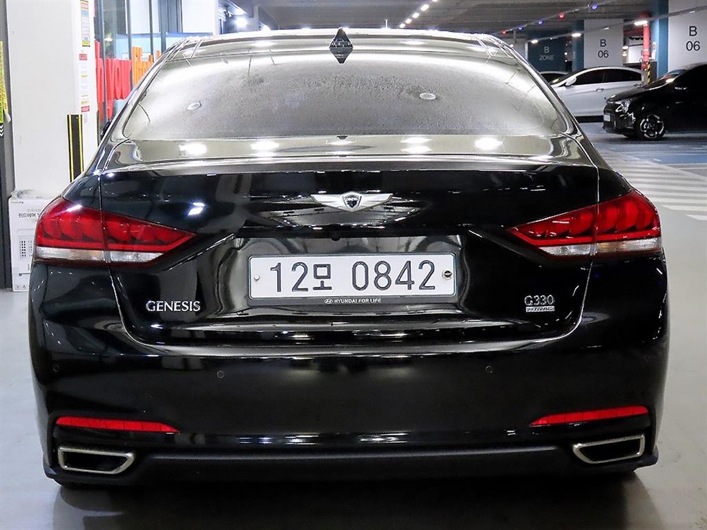 HYUNDAI Genesis - Vista 5