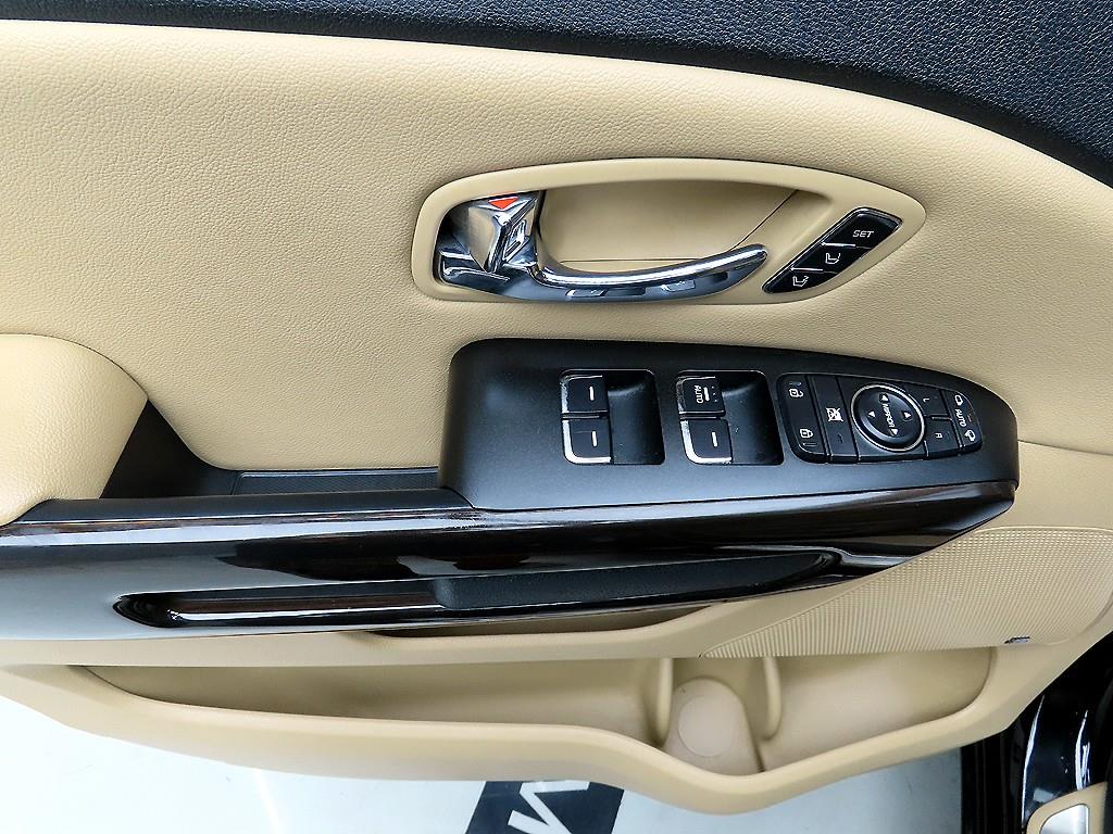 KIA Carnival - Vista 11