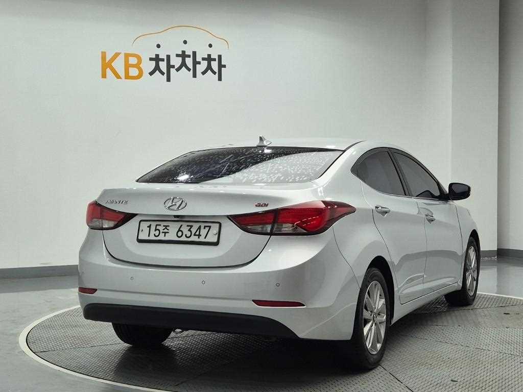 HYUNDAI Avante - Vista 3