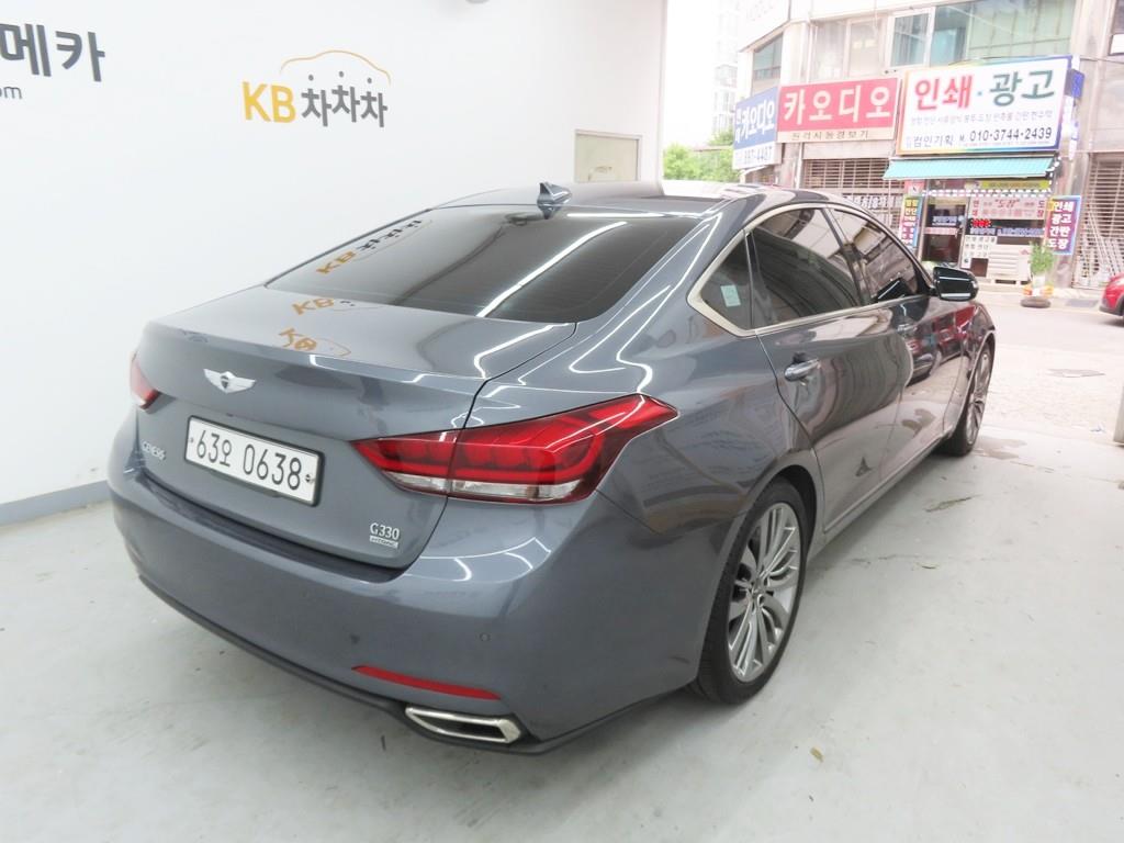 HYUNDAI Genesis - Vista 3