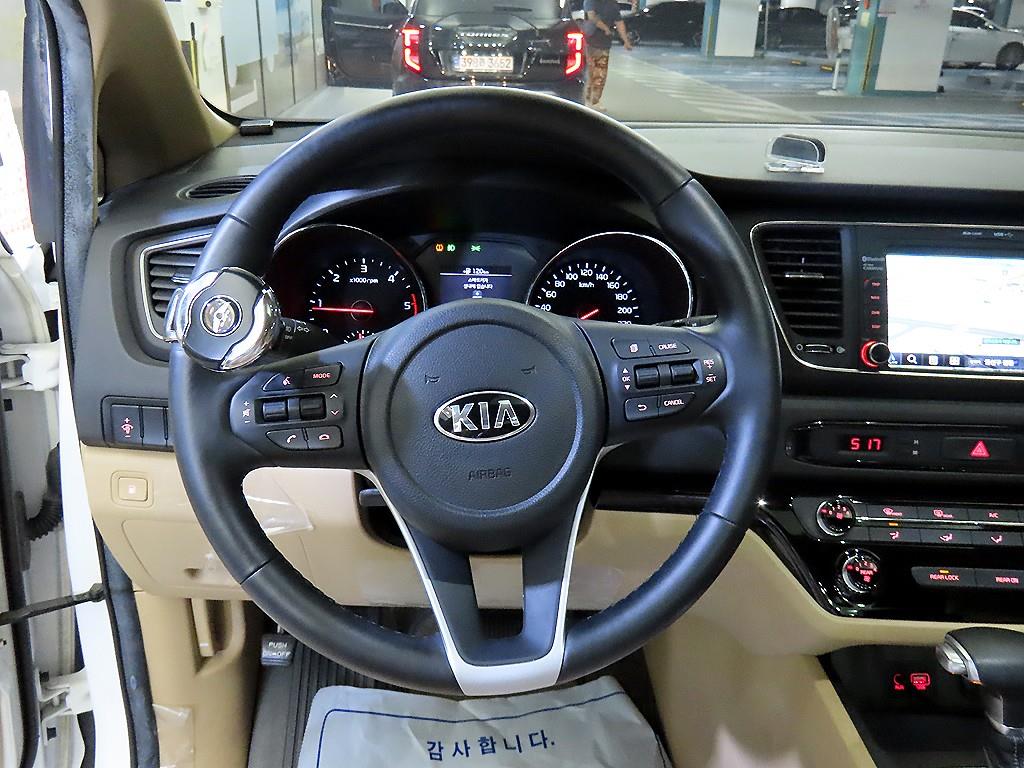 KIA Carnival - Vista 8