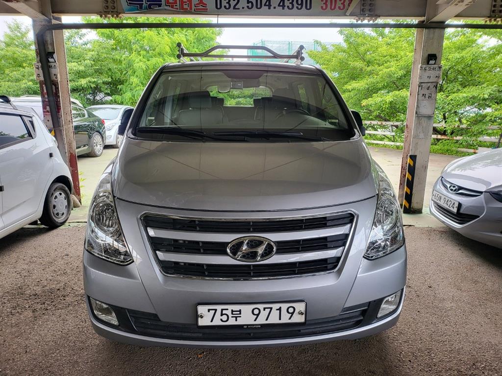 HYUNDAI Starex 2017 Gris - Importación desde Corea - HF Imports Iquique - Foto 1