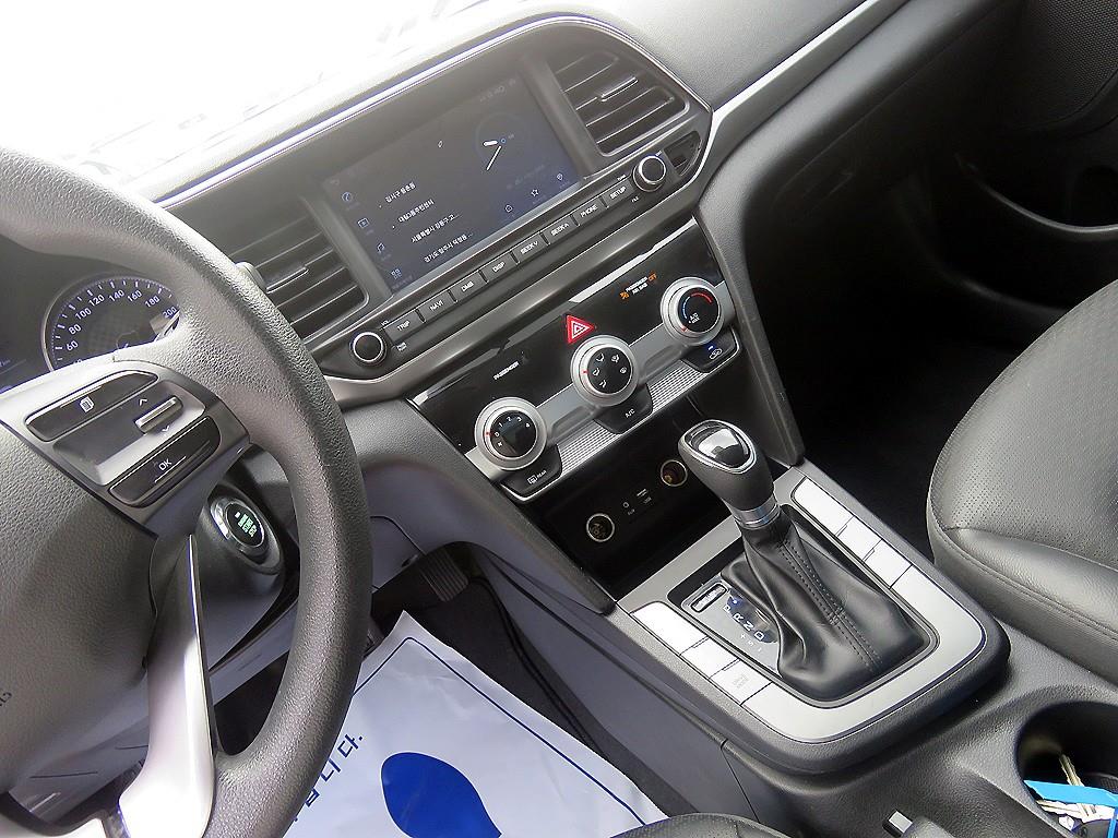 HYUNDAI Avante - Vista 11