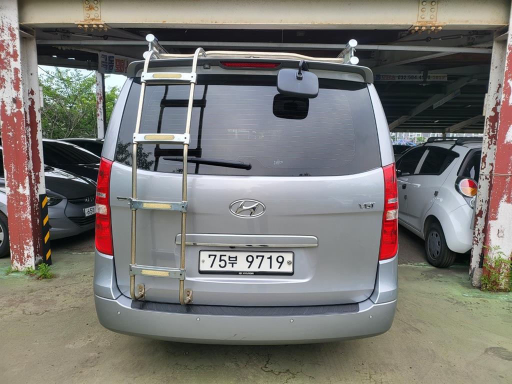 HYUNDAI Starex - Vista 5