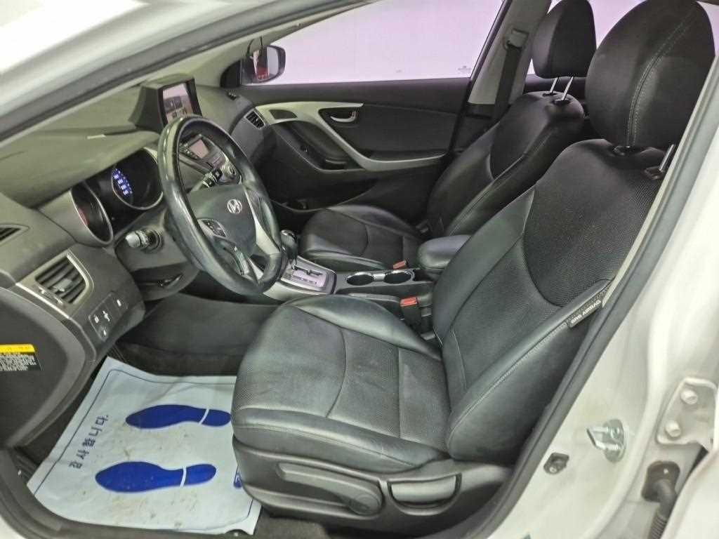 HYUNDAI Avante - Vista 11