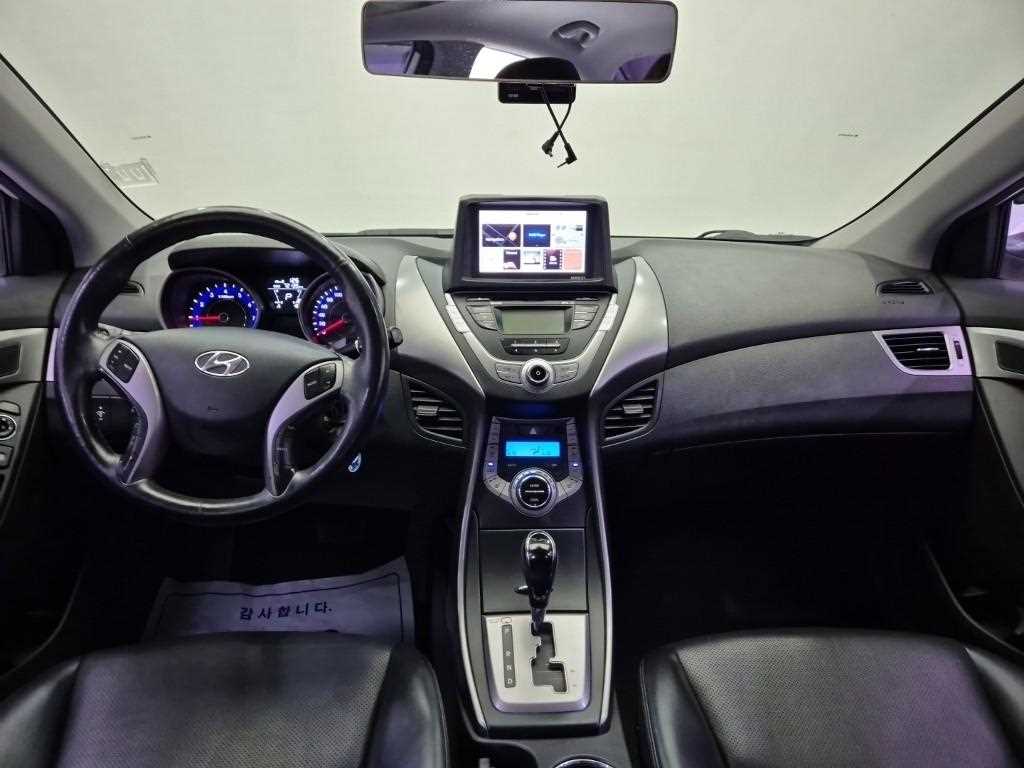 HYUNDAI Avante - Vista 7