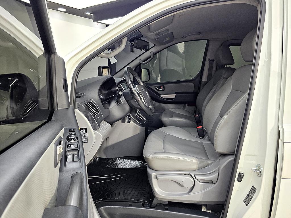 HYUNDAI Starex - Vista 8