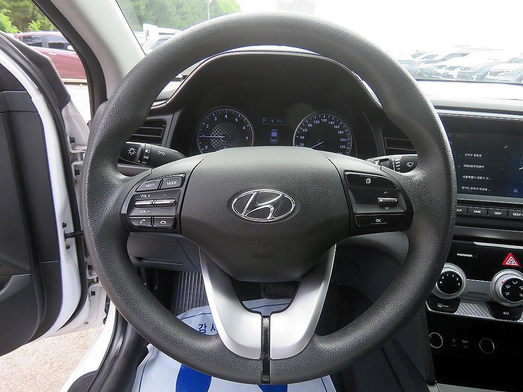 HYUNDAI Avante - Vista 10
