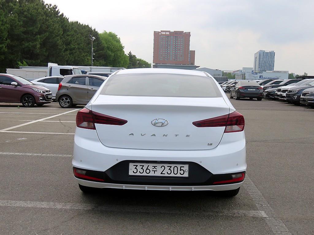HYUNDAI Avante - Vista 3