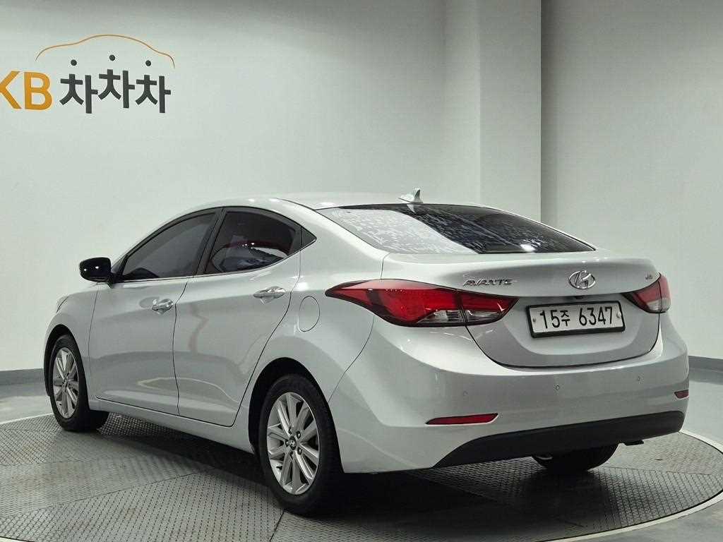HYUNDAI Avante - Vista 2