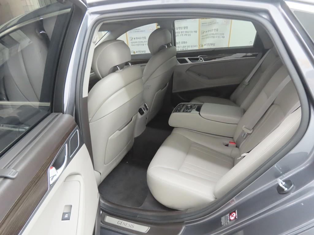 HYUNDAI Genesis - Vista 6