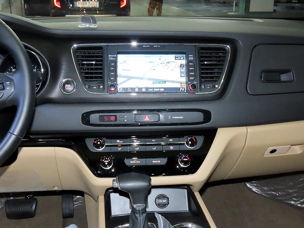 KIA Carnival - Vista 11