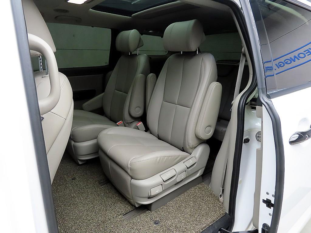 KIA Carnival - Vista 11