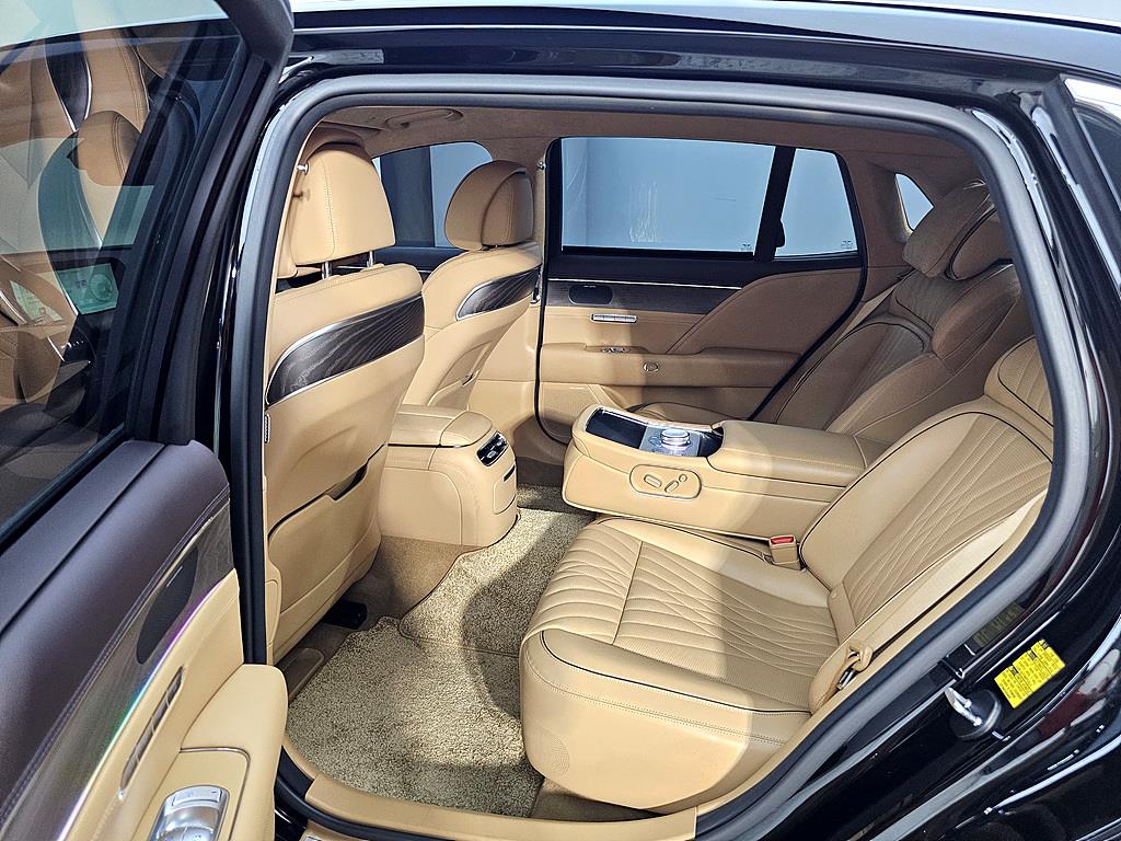 Genesis G90 - Vista 8