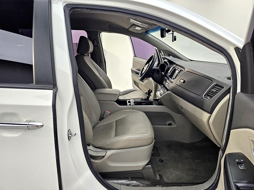 KIA Carnival - Vista 11