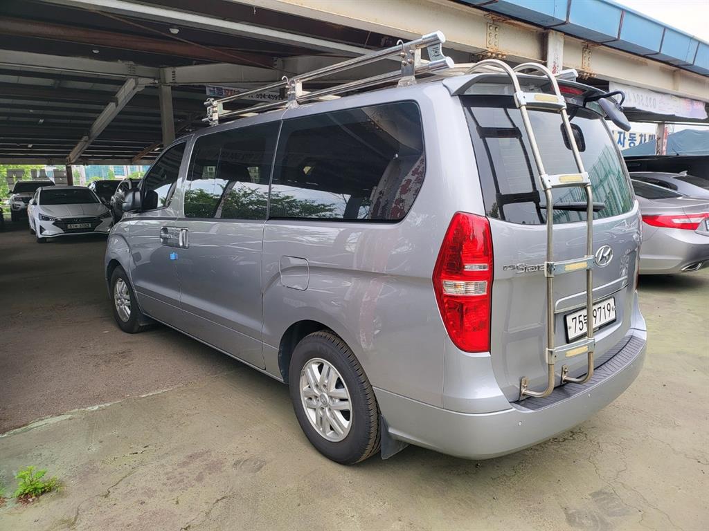HYUNDAI Starex - Vista 6