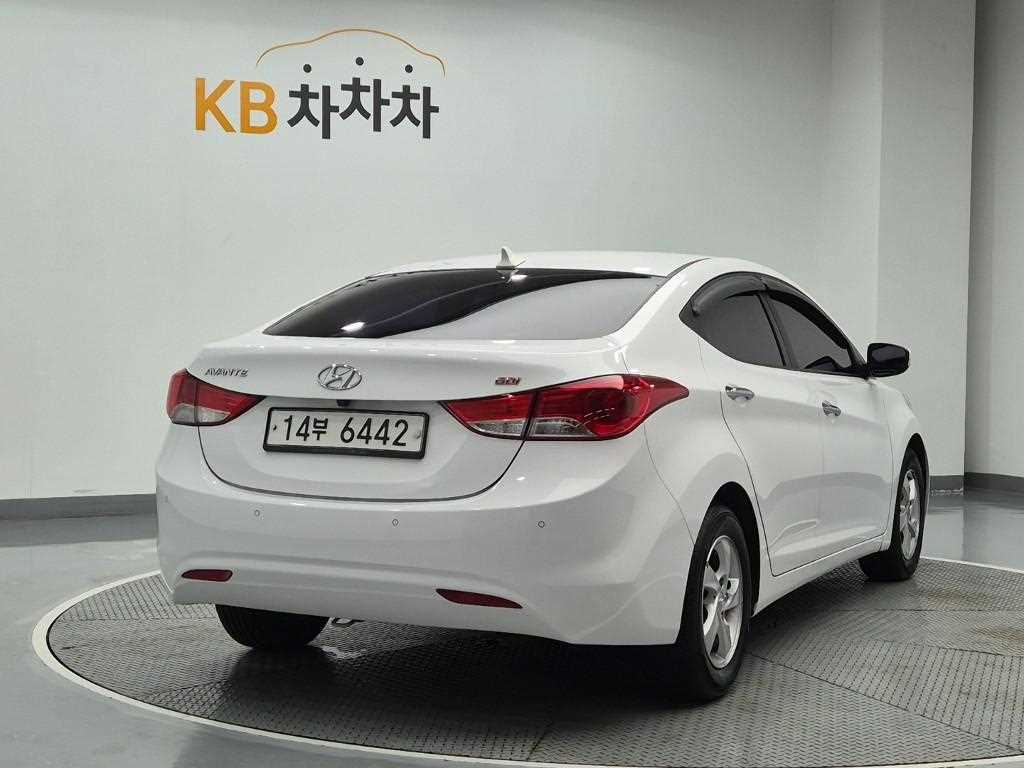 HYUNDAI Avante - Vista 3