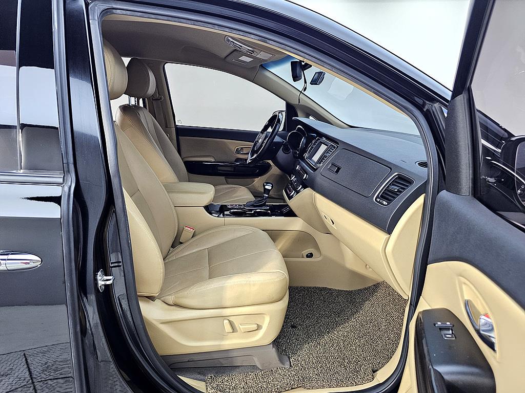 KIA Carnival - Vista 11