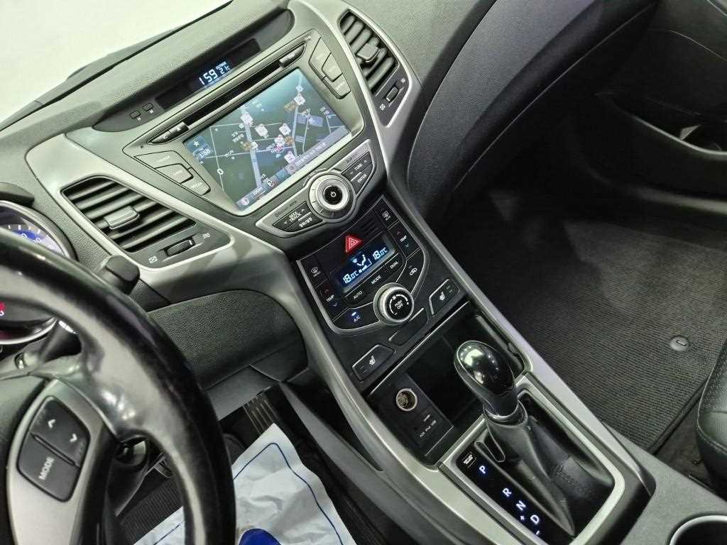 HYUNDAI Avante - Vista 10