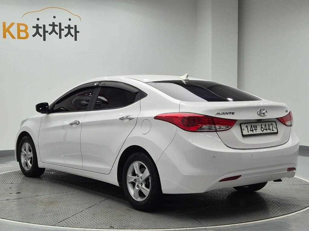 HYUNDAI Avante - Vista 2