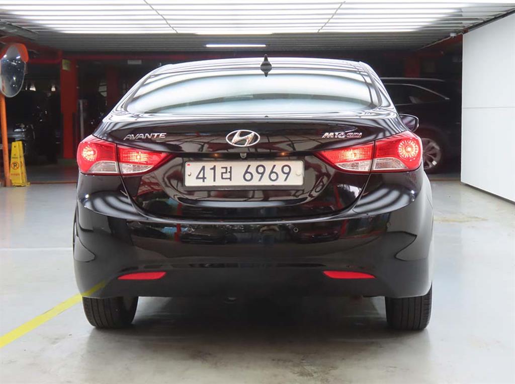 HYUNDAI Avante - Vista 3
